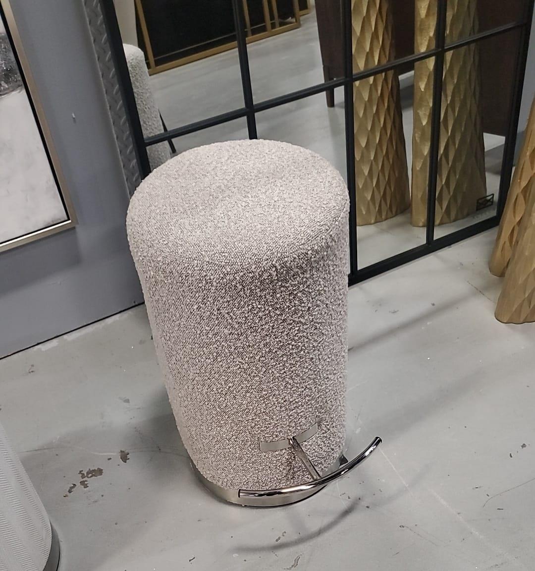 STOOL WITH FOOTREST